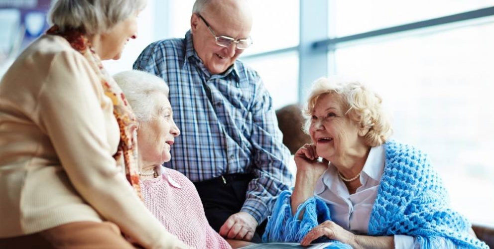 Почему для пожилых так важно общение?