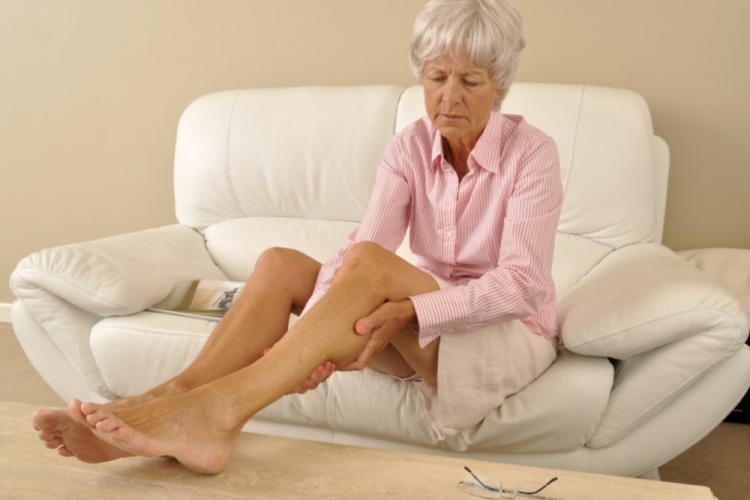 Как справиться с судорогами в ногах в пожилом возрасте