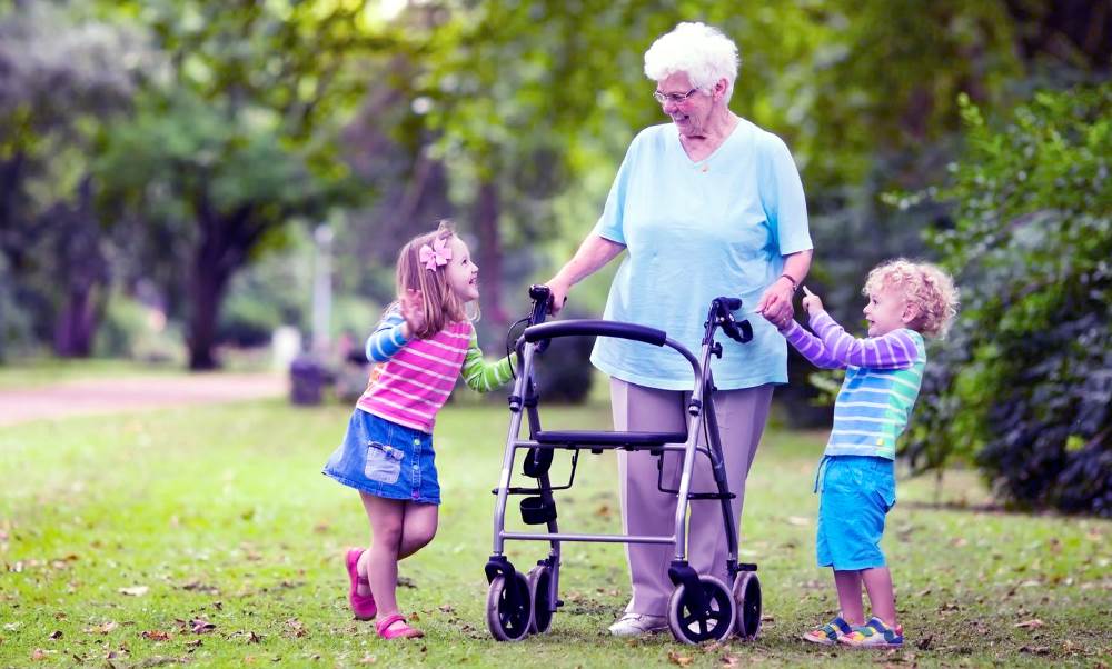 Прогулки пожилых со внуками с роллаторами
