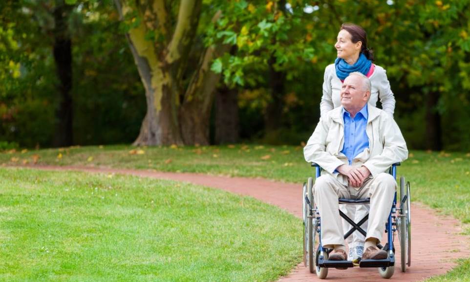 Кресло для прогулки с пожилым человеком
