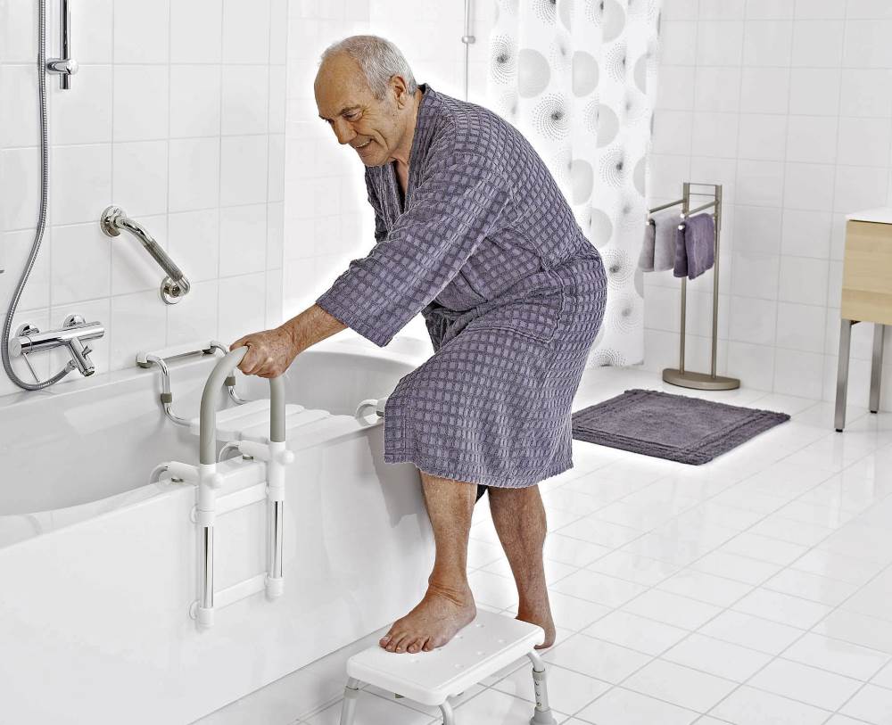 Поручни и ступеньки в ванне для пожилых