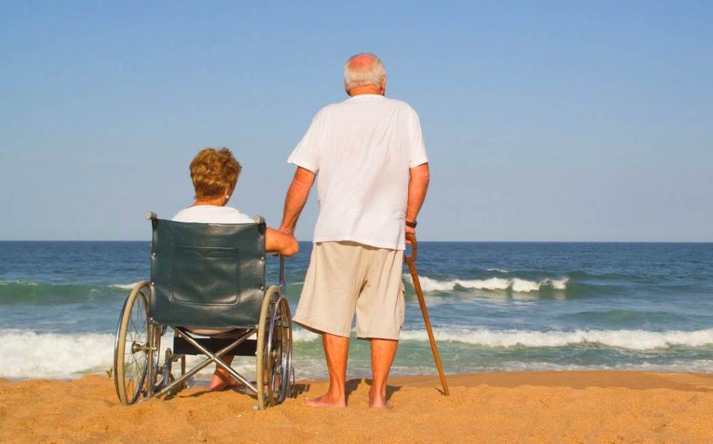 Инвалидное кресло для пожилой женщины
