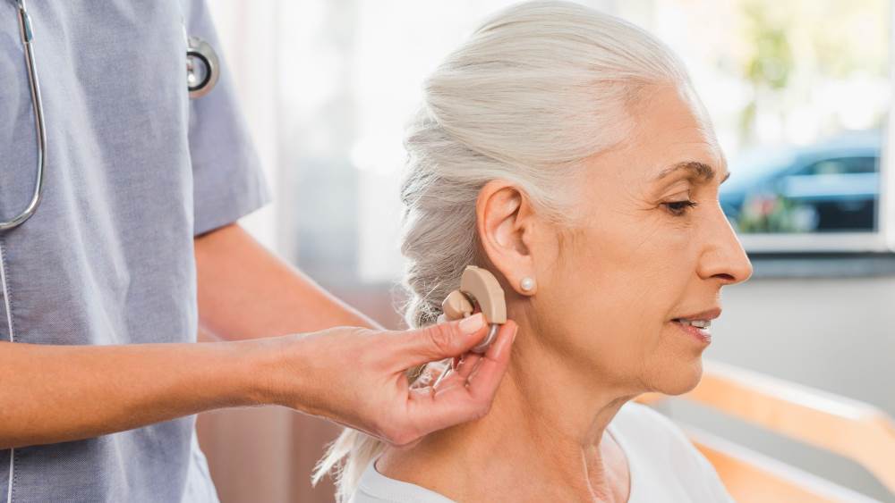 Глухота и слуховые аппараты для пожилых