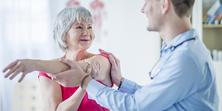 Как восстановить руку после инсульта у пожилых людей