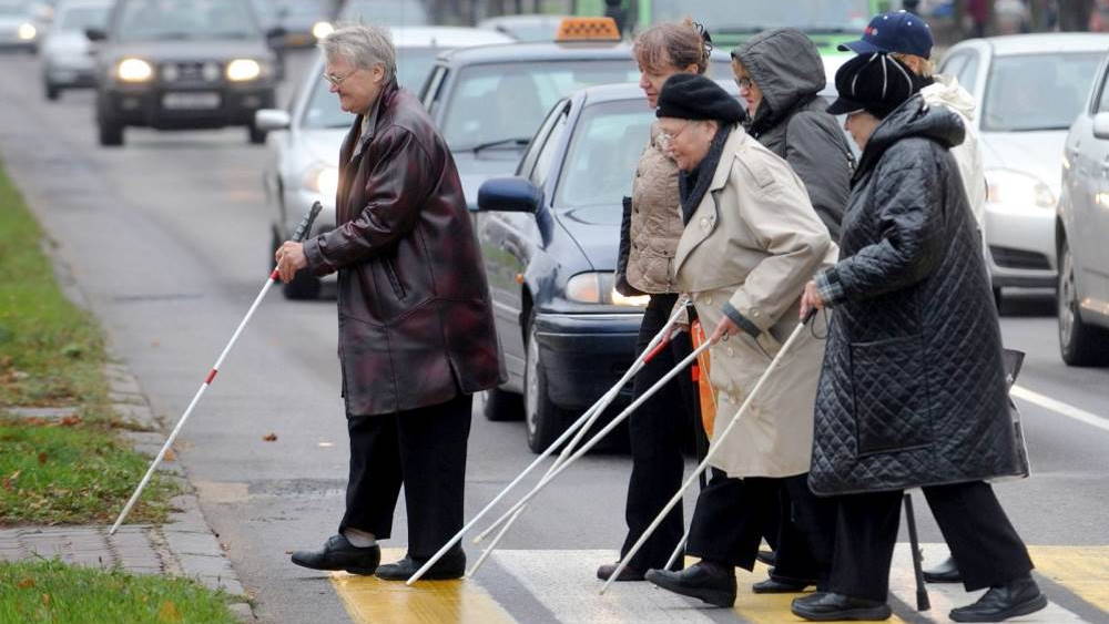 Слабовидящие пожилые подвергаются опасности на улице