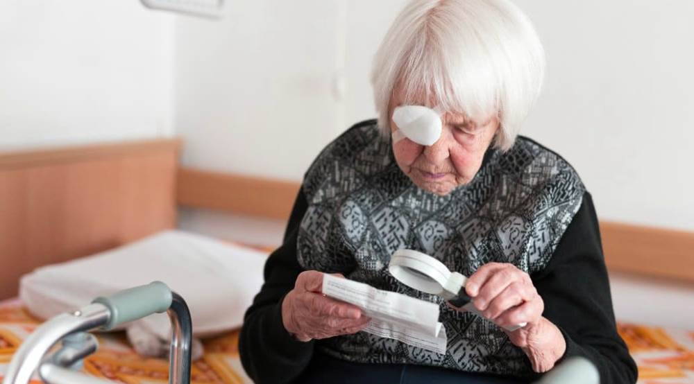 Помощь пожилым людям с проблемами зрения