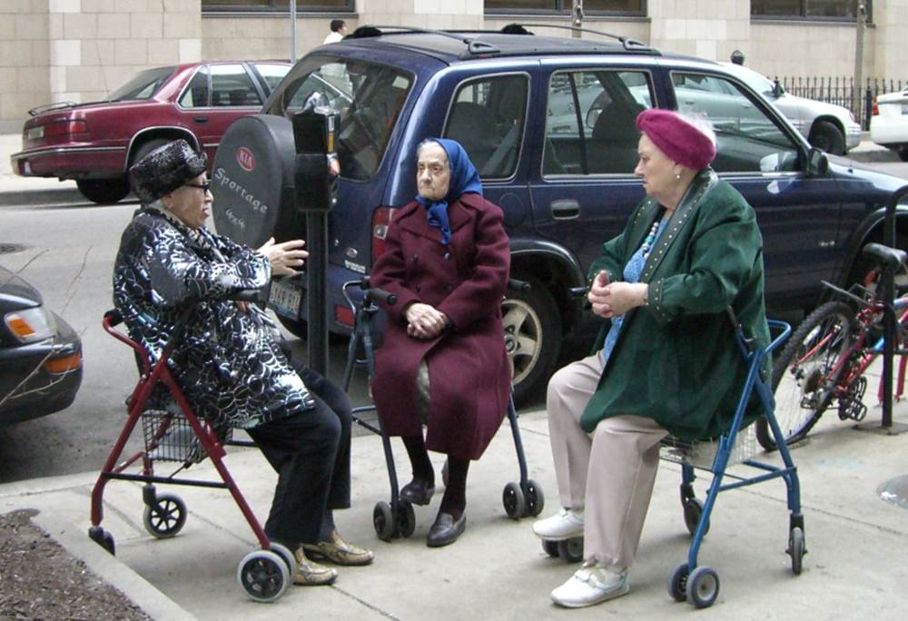 Бабушки с роллаторами