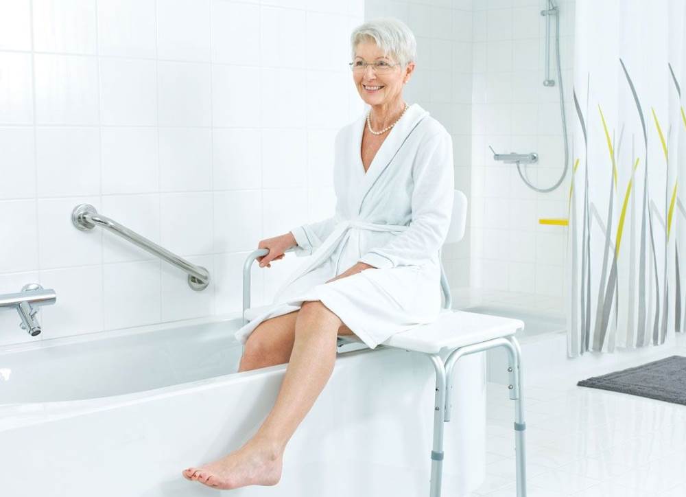 Бабушка с креслом в ванне