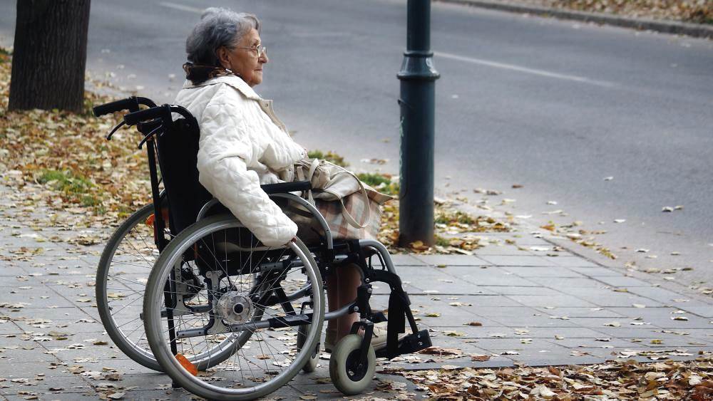 Инвалидное кресло для пожилых людей